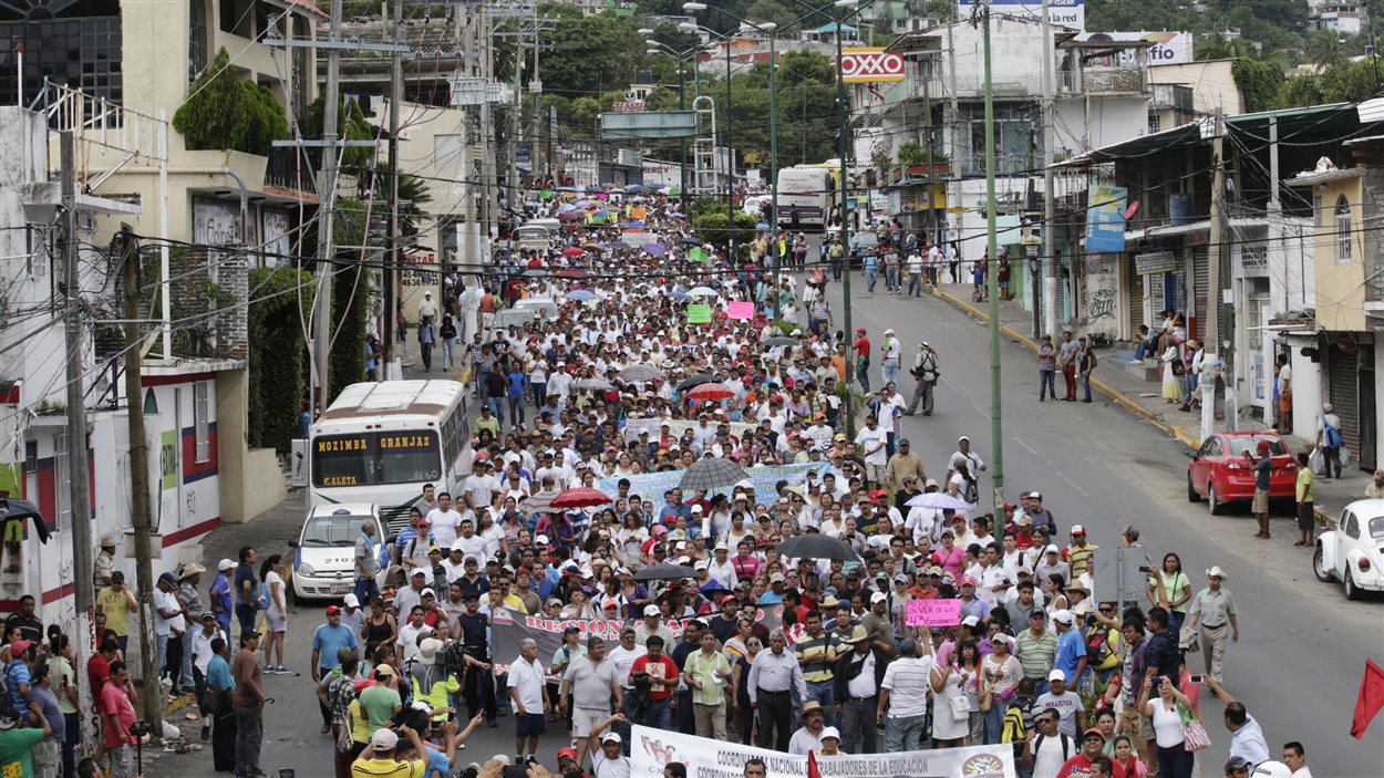 Des étudiants, des enseignants et des membres des familles des 43 étudiants portés disparus le 26 septembre ont manifesté dans les rues d'Acapulco, le 17 octobre