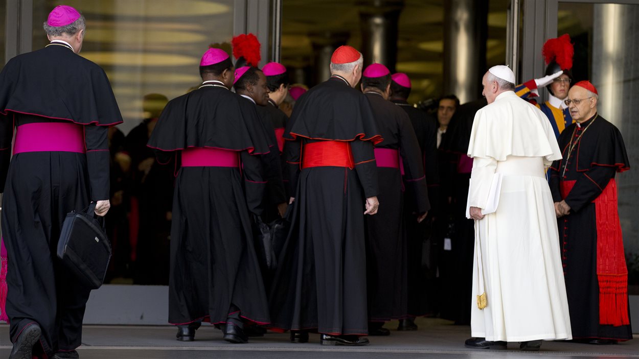 Le pape François (à droite) arrive avec des évêques pour les dernières discussions du synode, au Vatican, le 18 octobre 2014.