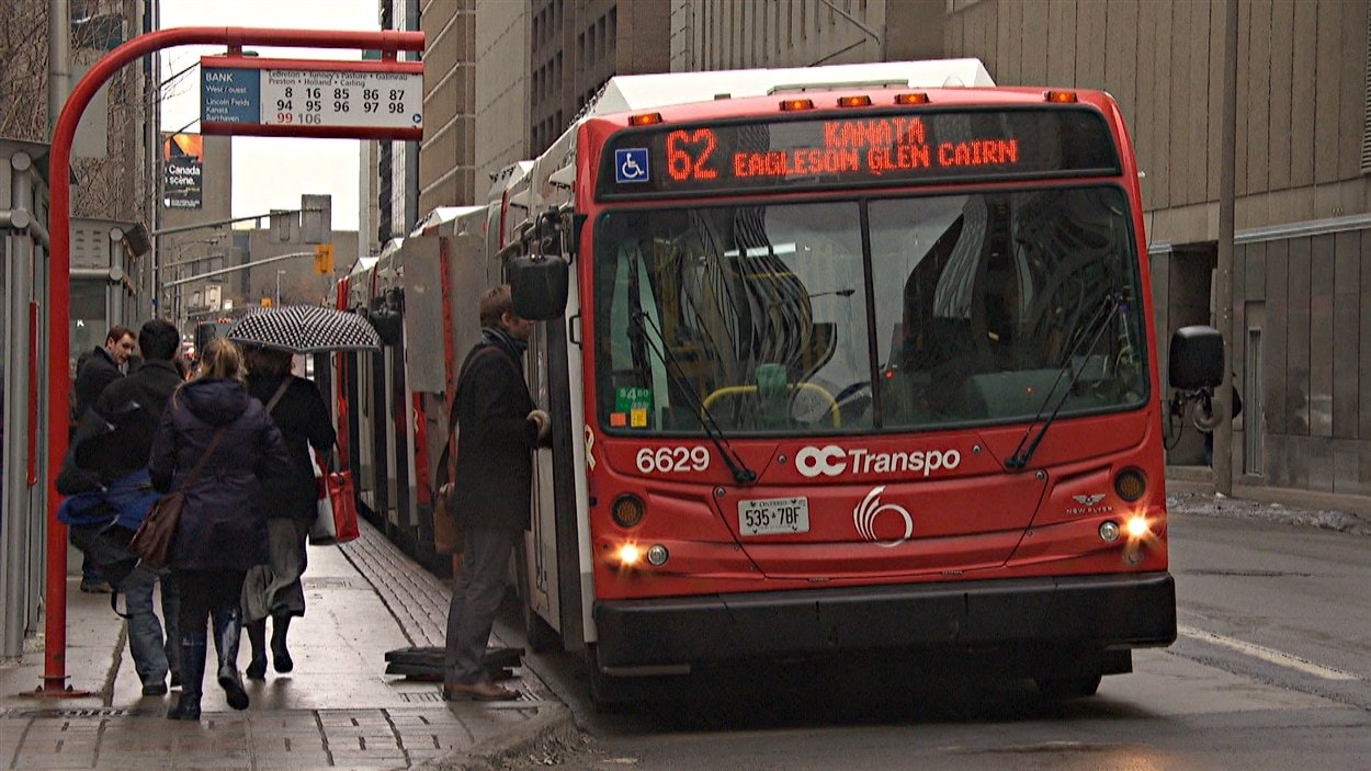 Un autobus d'OC Transpo au centre-ville d'Ottawa, sous la pluie. (oct 2014)