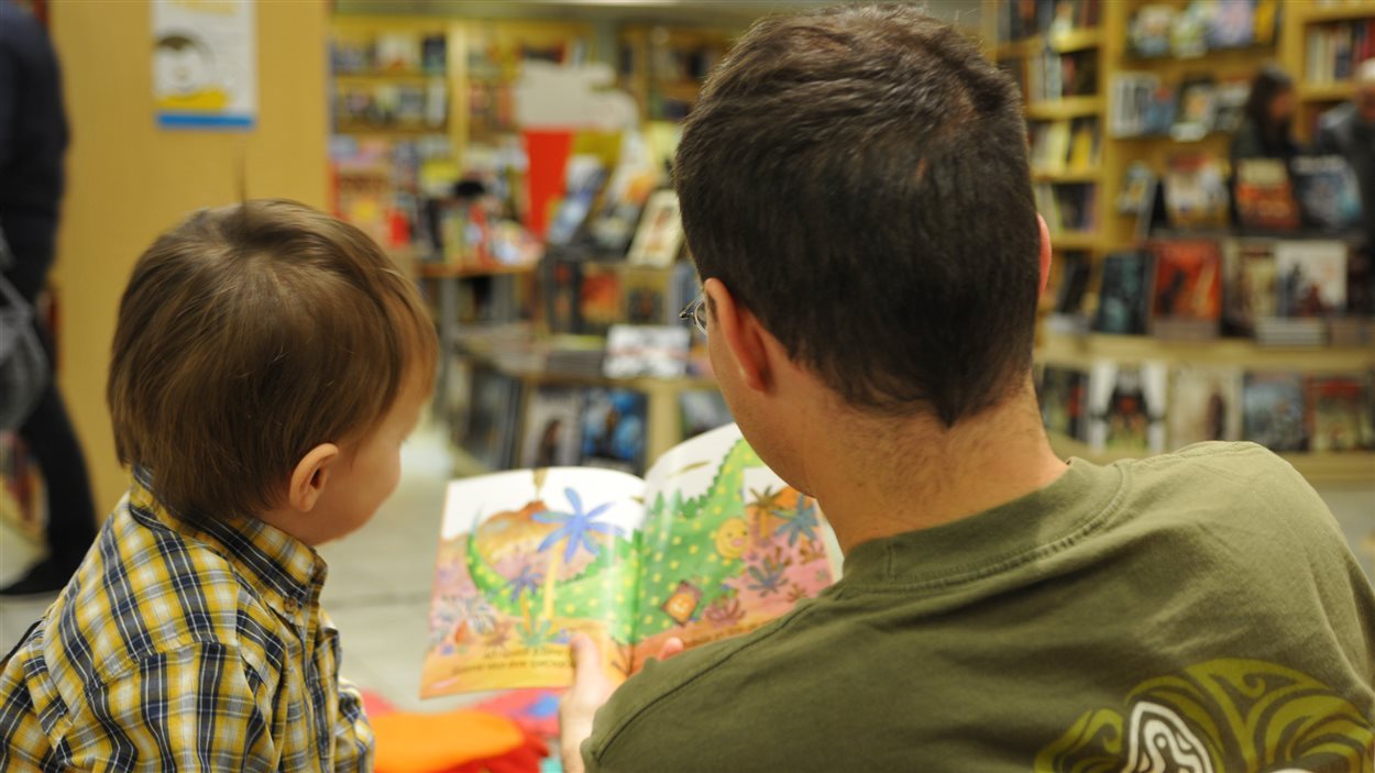 Un père et son fils à la Librairie Monet.
