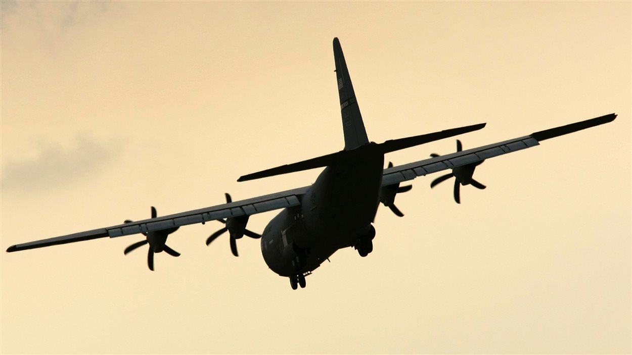 Un avion Hercules C-130 de l'US Air Force, similaire aux trois avions qui ont largués des armes aux Kurdes de Kobané