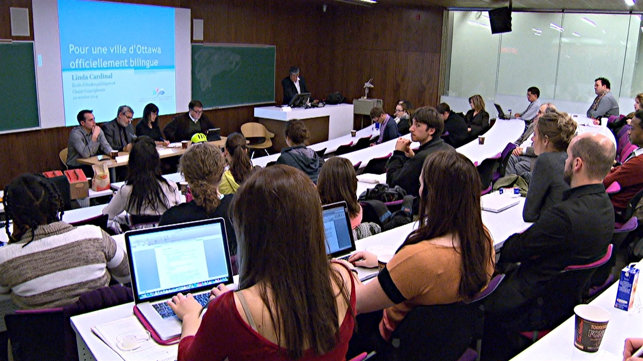 Des étudiants en droit de l'Université d'Ottawa ont assisté à des échanges au sujet d'un éventuel statut bilinguisme de la Ville d'Ottawa.