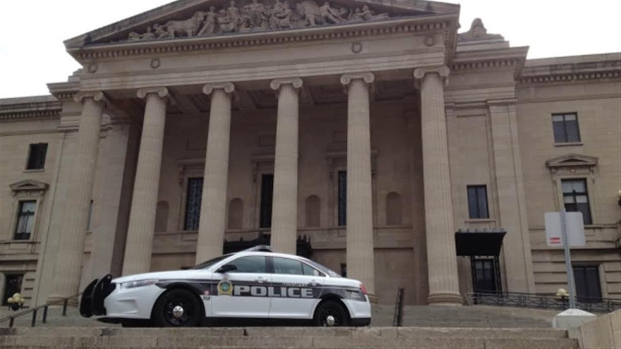 La sécurité est renforcée au Palais législatif à Winnipeg après l'attentat de mercredi matin sur la colline parlementaire à Ottawa.