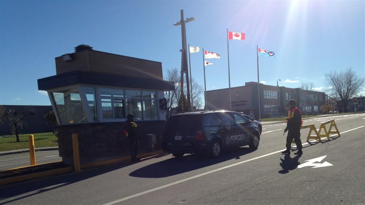 Des militaires sont postés à l'entrée de la base des Forces canadiennes de Bagotville.