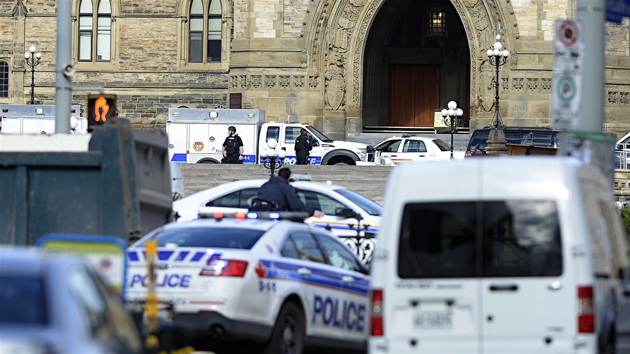 Plusieurs véhicules policiers ont été dépêchés sur la colline du Parlement, à Ottawa.