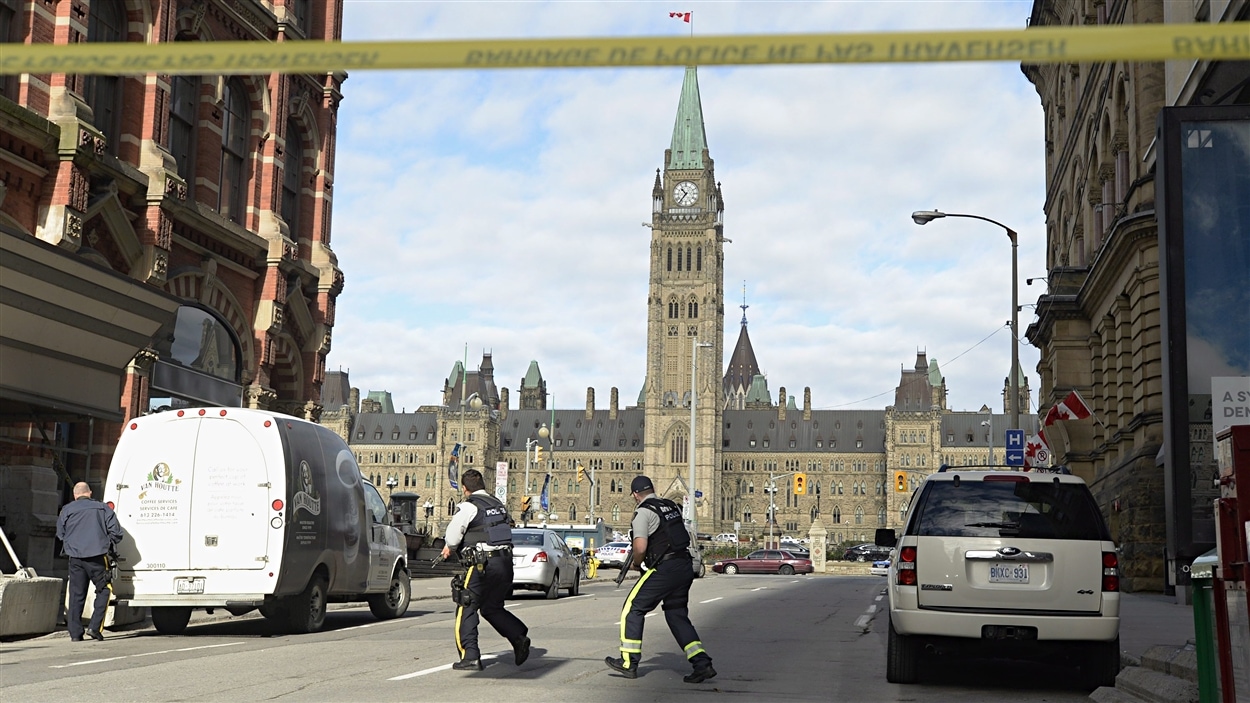 Les policiers ont établi un important périmètre de sécurité autour de la colline du Parlement et du centre-ville d'Ottawa. 