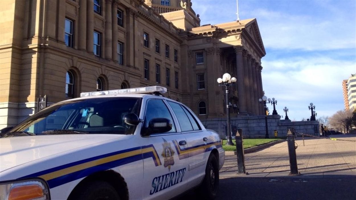 Une voiture de shérif est garée devant l'édifice de l'Assemblée législative de l'Alberta à Edmonton le 22 octobre 2014, à la suite de la fusillade survenue plus tôt à Ottawa.