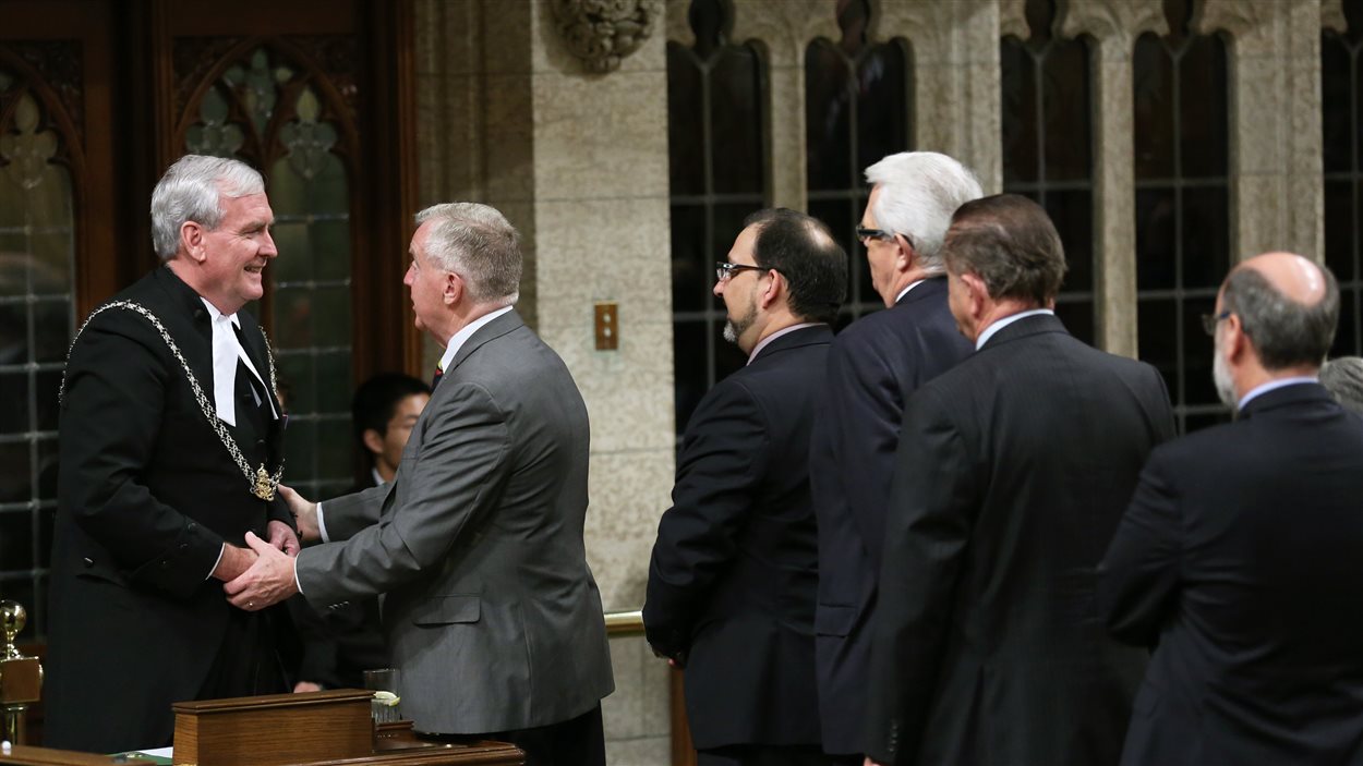 Les députés fédéraux se pressent pour remercier le sergent d'armes Kevin Vickers, qui a abattu le tireur mercredi au parlement