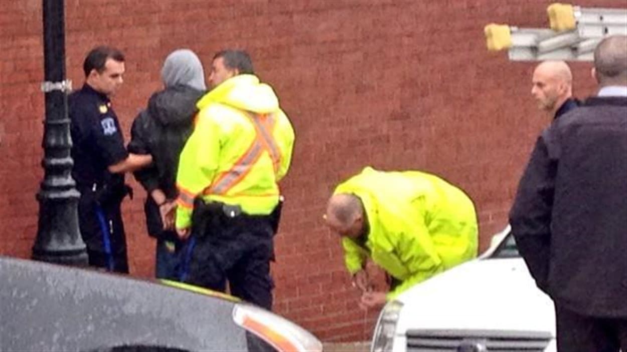 La police d'Halifax a trouvé une arme dans un autobus non loin de l'endroit ou ils ont arrêté le suspect.