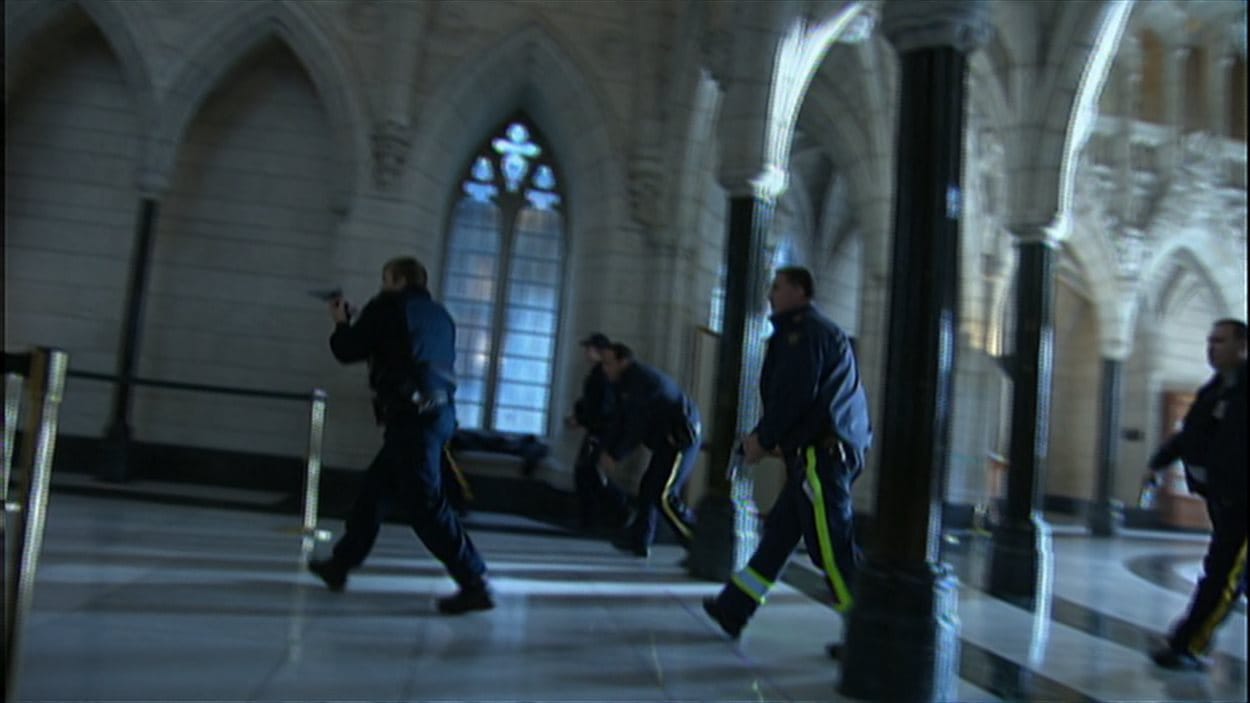 Des policiers poursuivent l'auteur de la fusillade qui a causé la mort d'un caporal à Ottawa.
