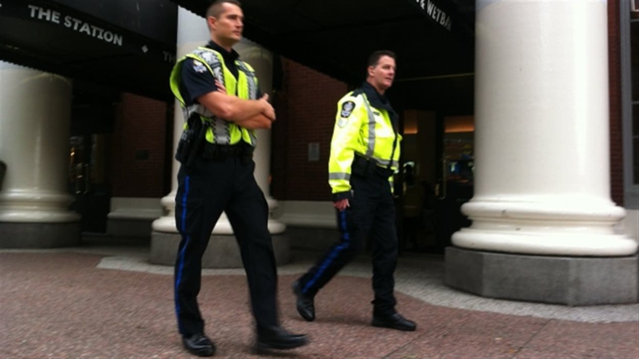 Des agents de la police des transports effectuent une patrouille à l'extérieur de la station Waterfront le 22 octobre 2014.