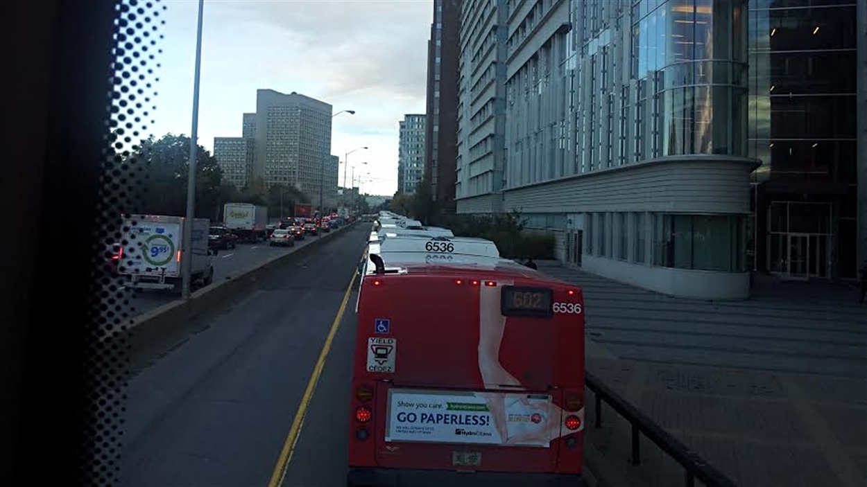 Les autobus d'OC Transpo devaient faire la file sur le Transitway, à l'approche du centre-ville d'Ottawa. (2014-10-23)
