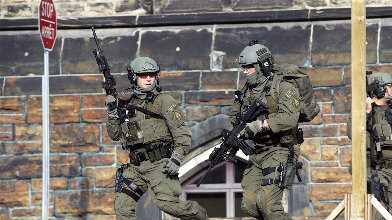Un groupe tactique de la Gendarmerie royale du Canada (GRC) sur la colline du Parlement, à Ottawa