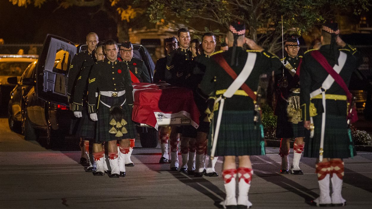 Des porteurs de cercueil du régiment Argyll et Sutherland Highlanders du Canada ont porté la dépouille du caporal Cirillo au salon funéraire de Hamilton.
