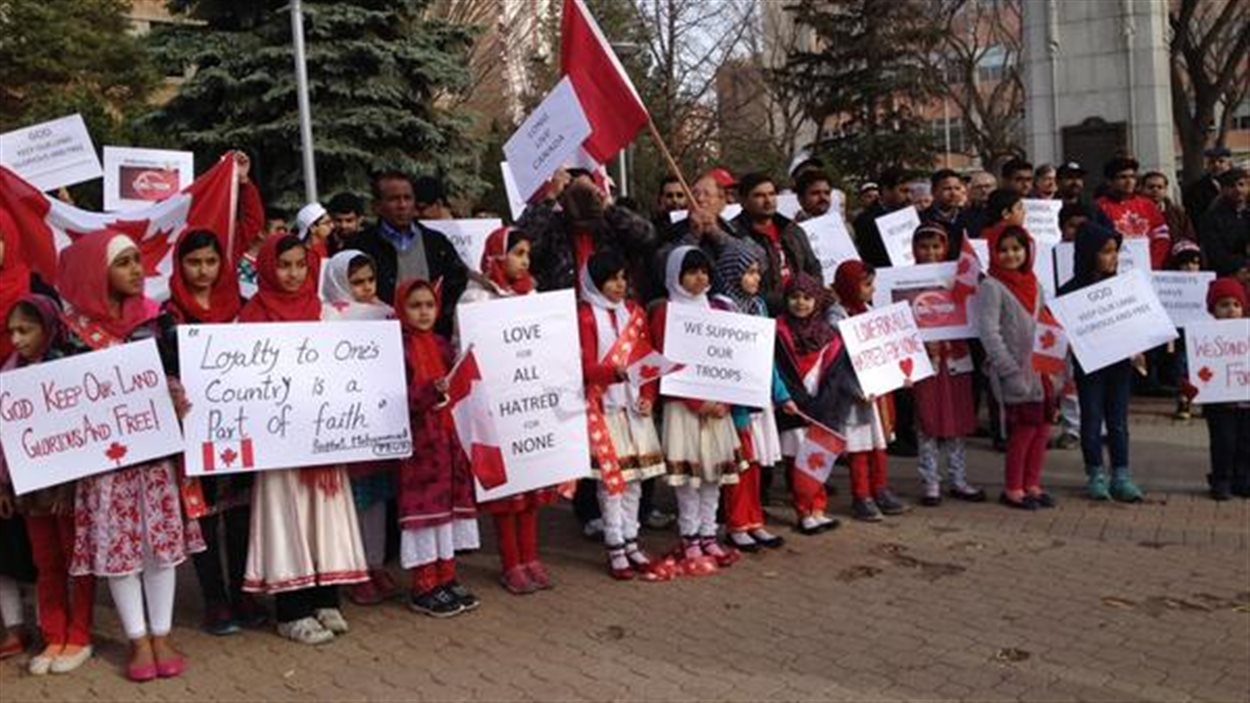 Une centaine de musulmans ahmadistes dénoncent à Saskatoon les actes terroristes posés au nom de l'Islam.