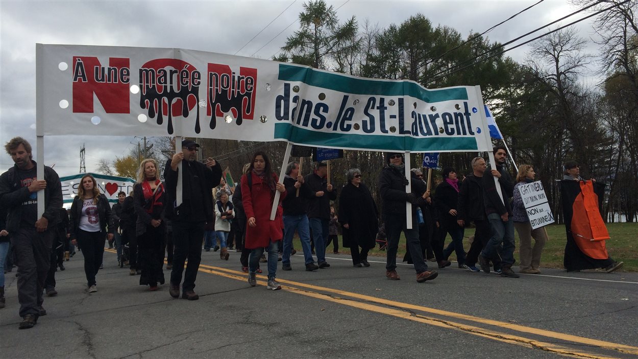 Des manifestants protestent à Sorel-Tracy contre le pétrole provenant des sables bitumineux.