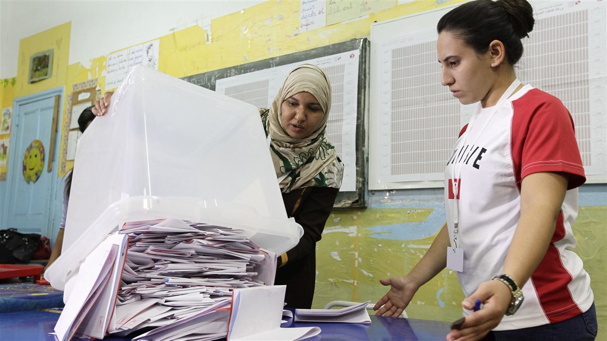 Dépouillement des bulletins de vote à Tunis