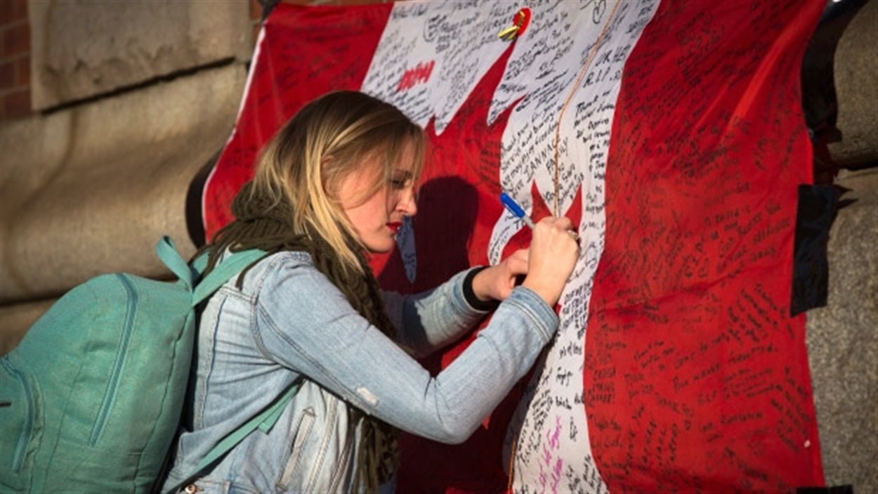Le public a la chance d'exprimer, aujourd'hui, ses condoléances à l'entourage du soldat, tué mercredi dernier dans l'attentat au Parlement d'Ottawa, Nathan Cirillo, dans une salle publique de Hamilton, sa ville natale.