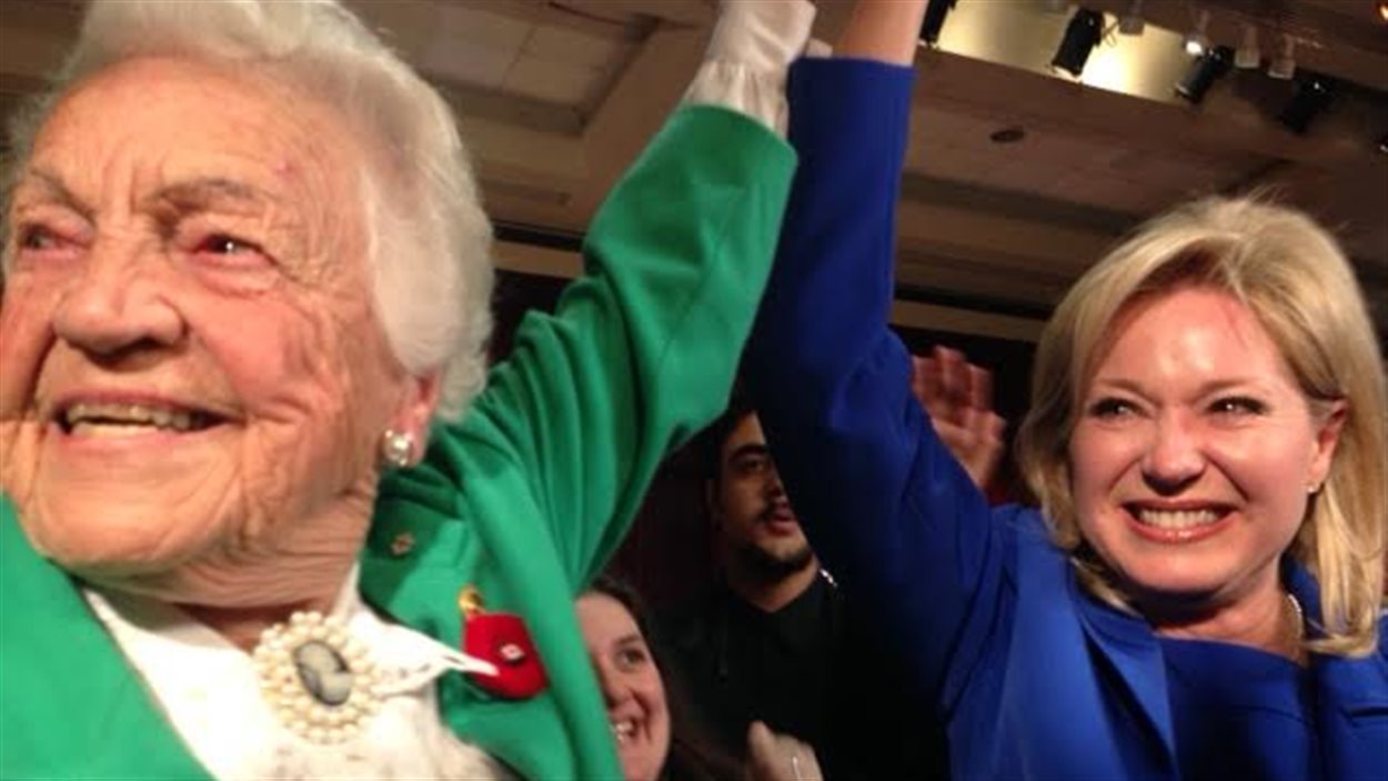 La doyenne des élus au Canada, Hazel McCallion, célèbre la victoire de sa successeur Bonnie Crombie, la nouvelle mairesse de Mississauga.
