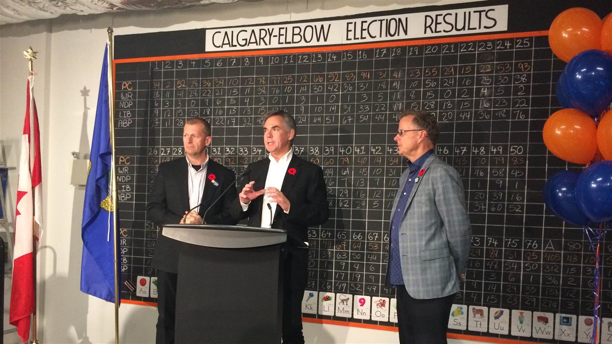 Le premier ministre, Jim Prentice, entouré de Mike Ellis et Gordon Dirks, tous trois vainqueurs à Calgary
