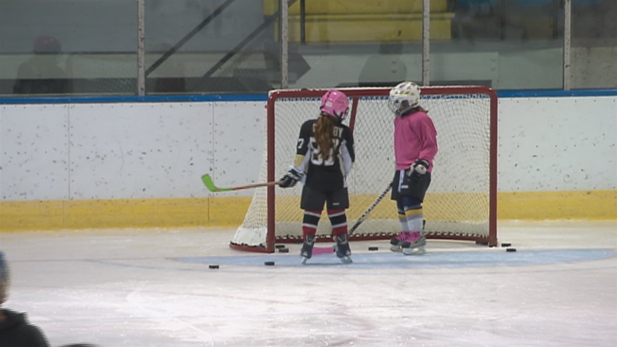 Hausse de la popularité du hockey féminin à La Broquerie RadioCanada
