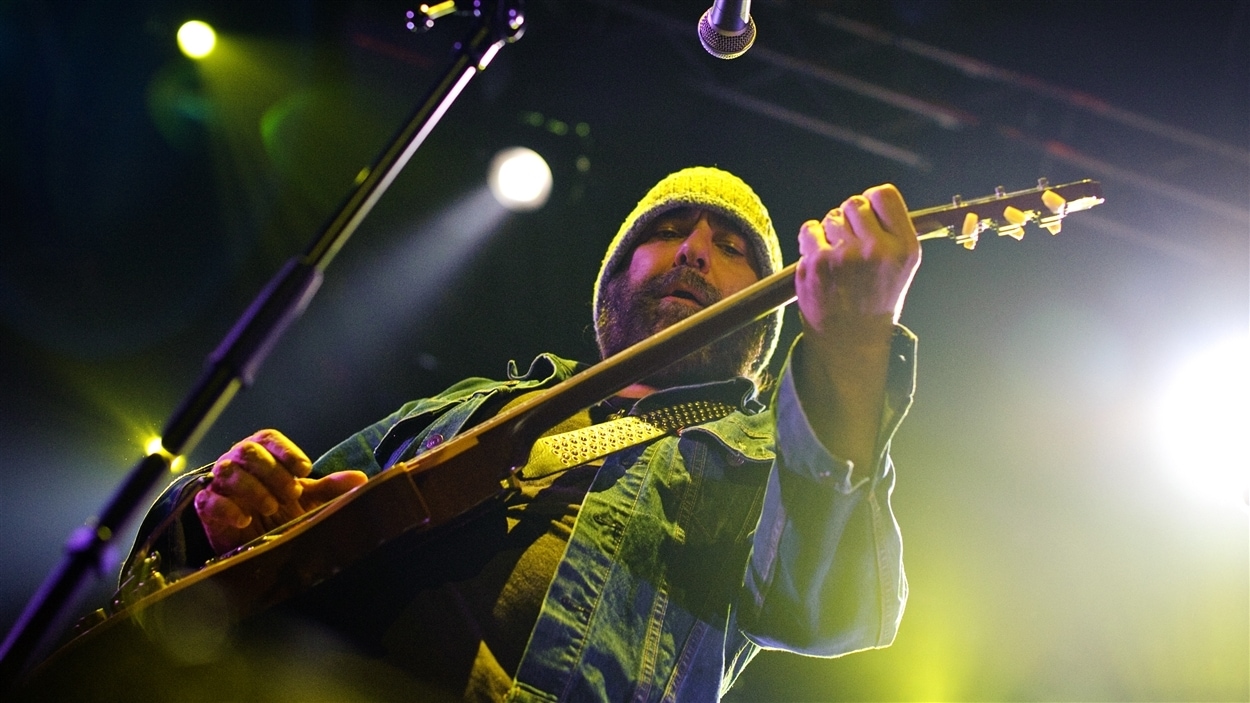 Le chanteur, guitariste et réalisateur Daniel Lanois sur scène en 2011.