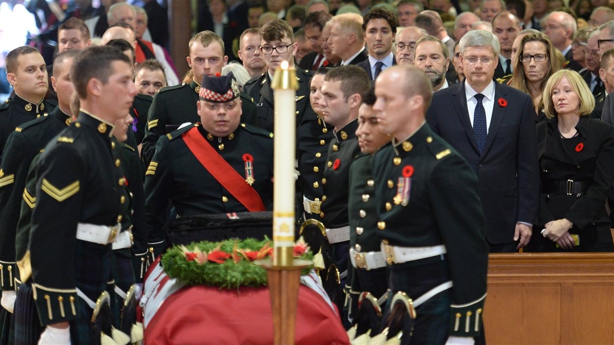 Le premier ministre Harper assiste à la cérémonie funèbre à la mémoire du caporal Cirillo.