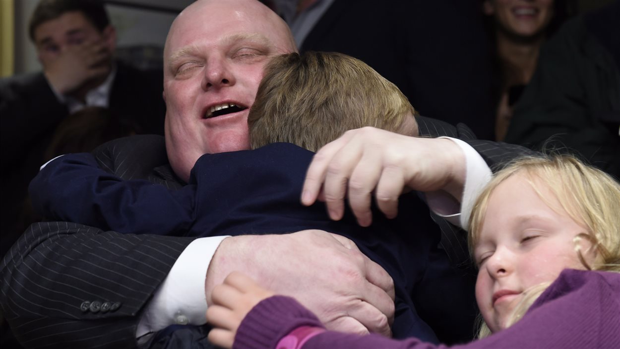 Rob Ford serre ses deux enfants dans ses bras après son élection comme conseiller municipal dans son château fort de l'ouest de Toronto.