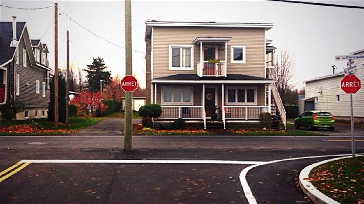 Un poteau au milieu de la rue à SaintThéodored'Acton! RadioCanada.ca