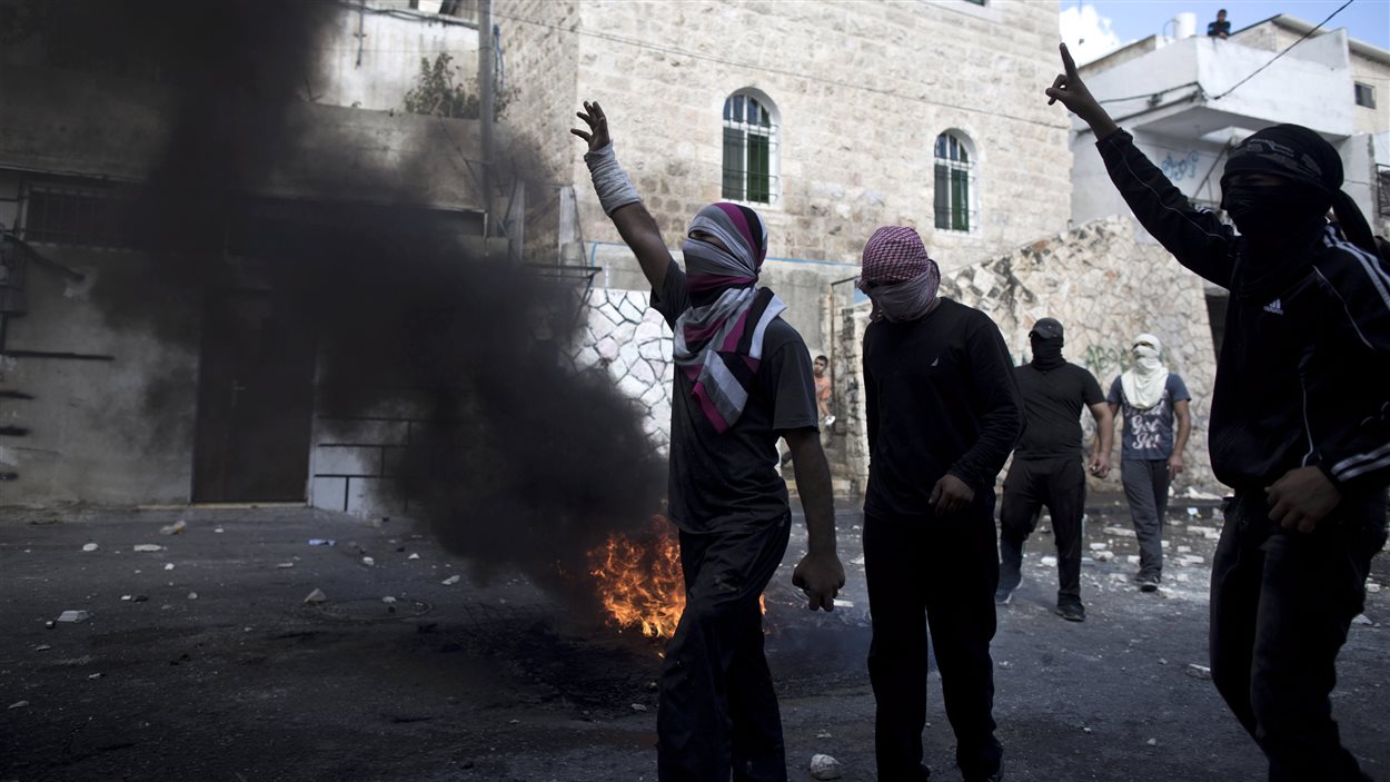 Des Palestiniens affrontent les forces de sécurité israéliennes dans les rues de Jérusalem-Est.