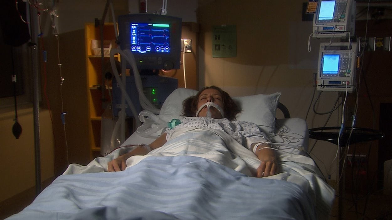 Patiente dans le coma sur lit d'hôpital