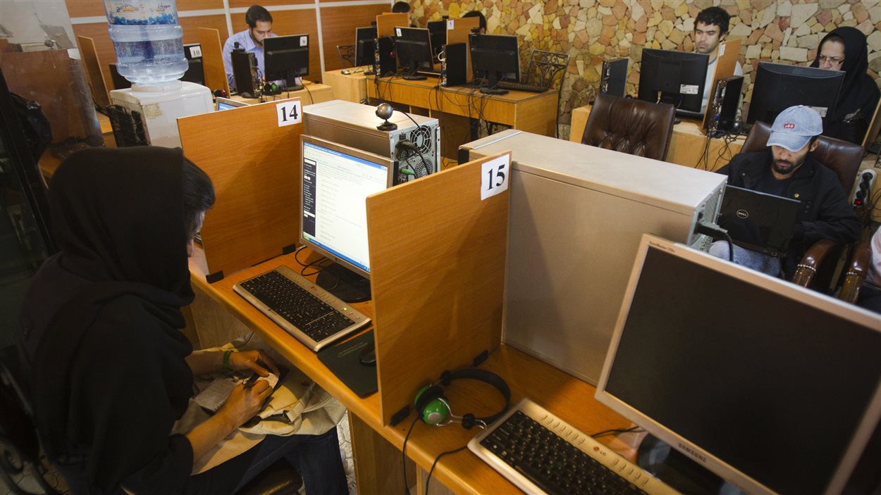 Des clients utilisent les ordinateurs d'un café Internet de Téhéran, en Iran (archives).