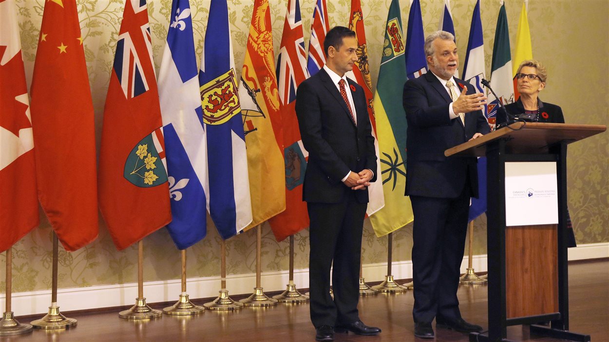Le premier ministre du Québec, Philippe Couillard, entouré des premiers ministre de l'Ile-du-Prince-Édouard, Robert Guiz et de la première ministre de l'Ontario, Kathleen Wynne, au dernier jour de leur mission en Chine.