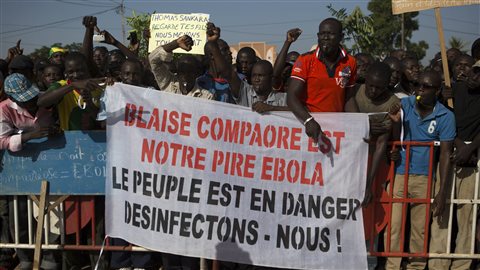 Des manifestants burkinabés comparent le président Compaoré au virus Ebola.