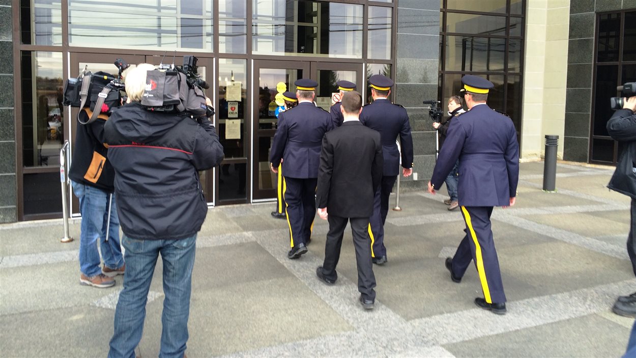 Des membres de la GRC entrent au palais de justice de Moncton.