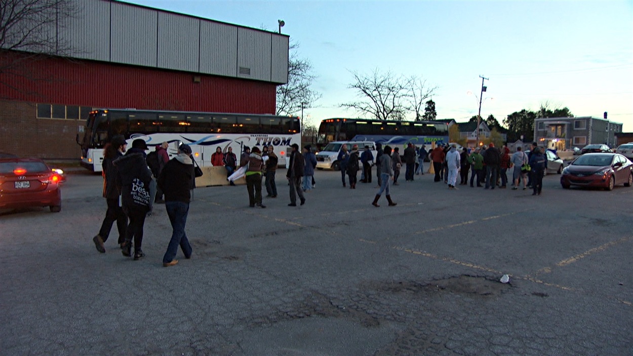 Les manifestants se sont retrouvés dans le stationnement de l'aréna Guertin, à Gatineau, avant de prendre la route pour Montréal.