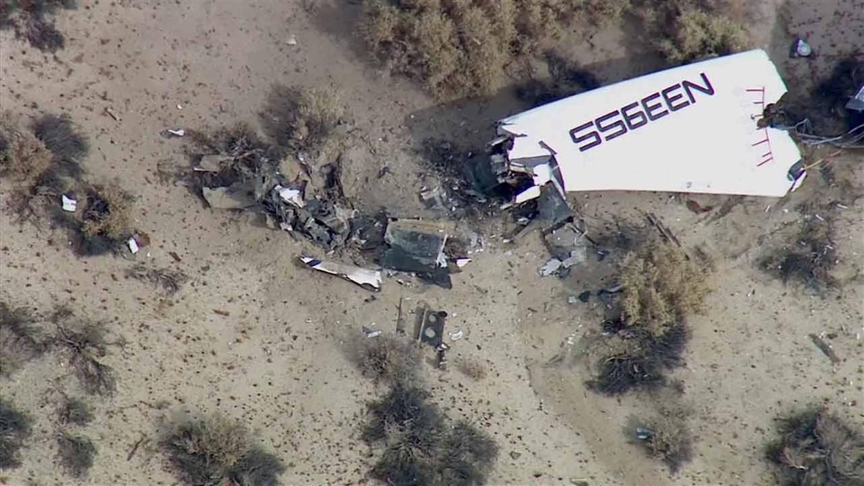 Des débris de l'avion spatial SpaceShipTwo dans le désert californien