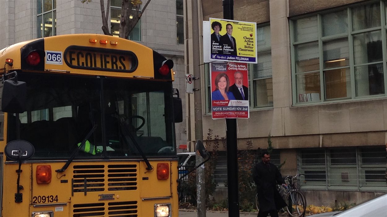 Des affiches de candidats aux élections scolaires