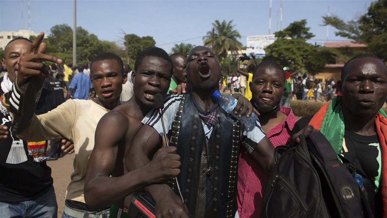 Des manifestants de l'opposition dans les rues de Ouagadougou.