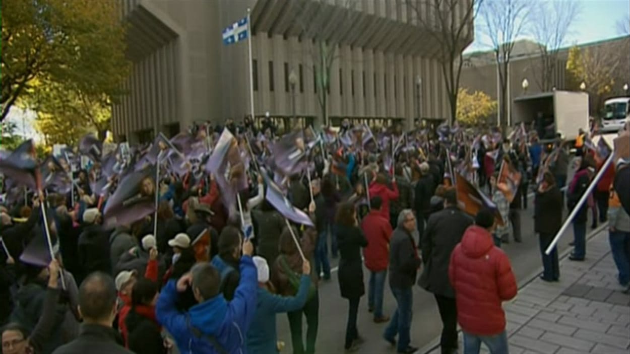 Des fonctionnaires québécois lors d'une manifestation à l'Assemblée nationale.