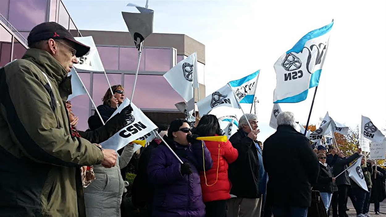 Parallèlement à l'évènement qui se déroule à Montréal, une manifestation a lieu devant les bureaux du député libéral de Chapleau, Marc Carrière.