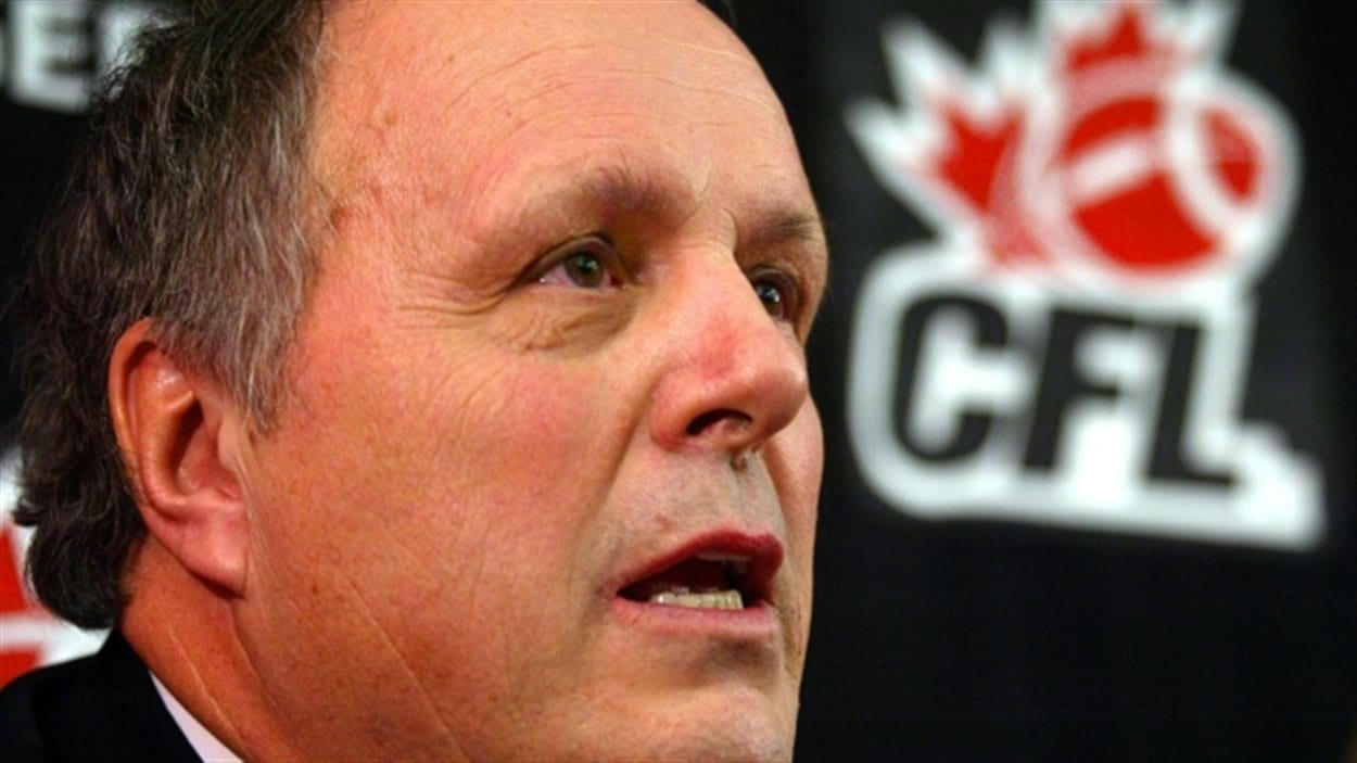 La star du football et géant des articles de sport John Forzani est