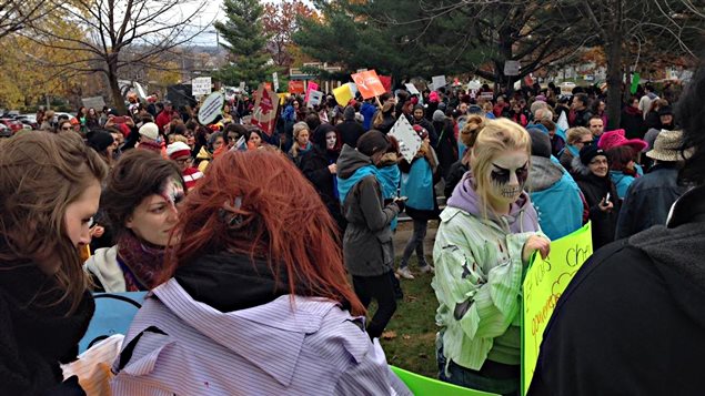 Une centaine de personnes manifestent présentement dans les rues de Sherbrooke contre les mesures d'austérité du gouvernement.