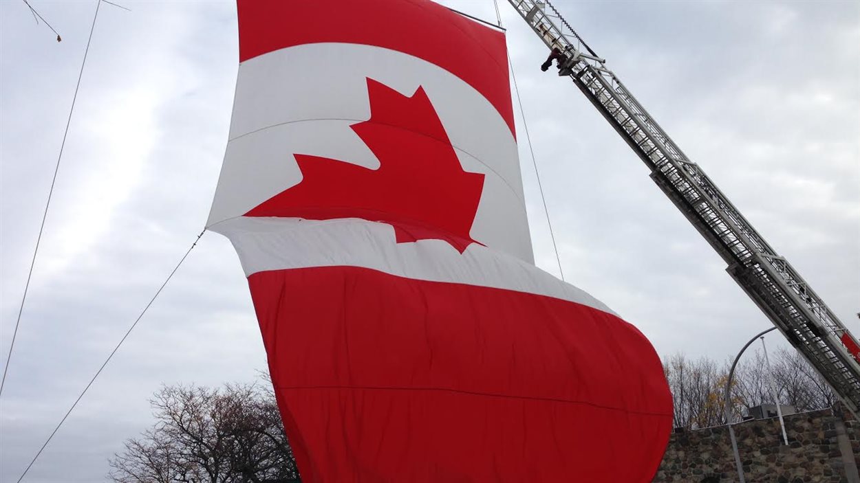 Un immense drapeau canadien a été installé devant la cathédrale Saint-Antoine de Padoue pour les funérailles de l'adjudant Patrice Vincent.
