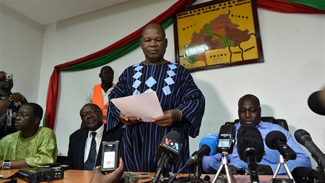 Le leader Jean Hubert Bazie ( au centre) lit une déclaration aux côtés du chef de l’opposition burkinabé Zephirin Diabre (à droite) appelant à une «transition démocratique et civile».