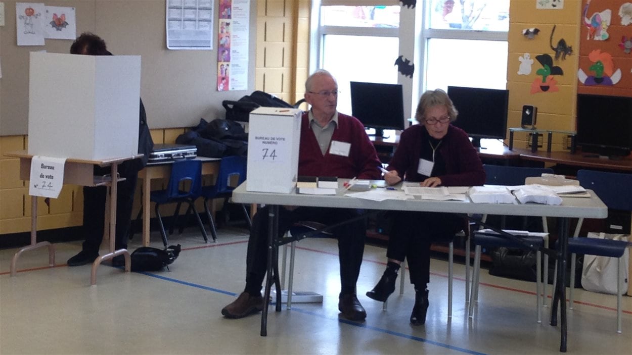 Le bureau de scrutin aménagé à Saint-Anaclet, près de Rimouski, à l'occasion des élections scolaires.