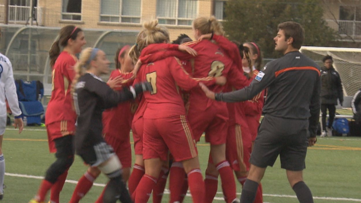 Rouge et Or : l'équipe féminine de soccer championne provinciale ...