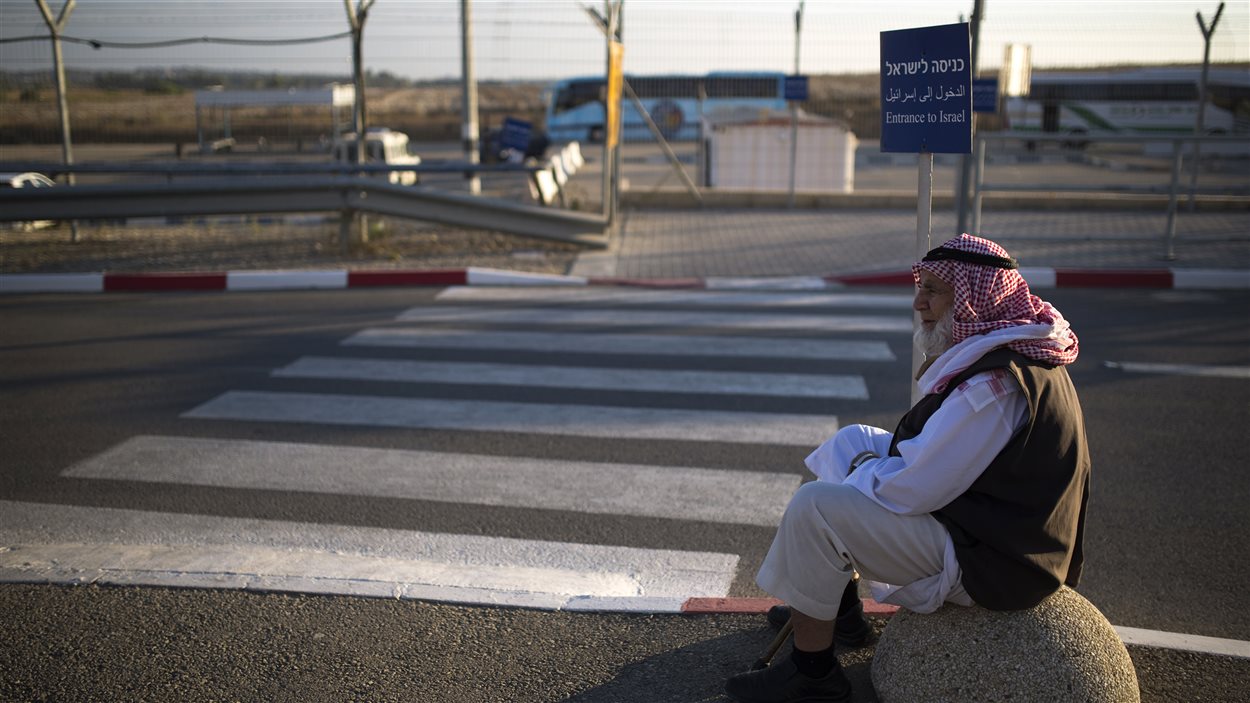 Un Palestinien au point de passage d'Erez