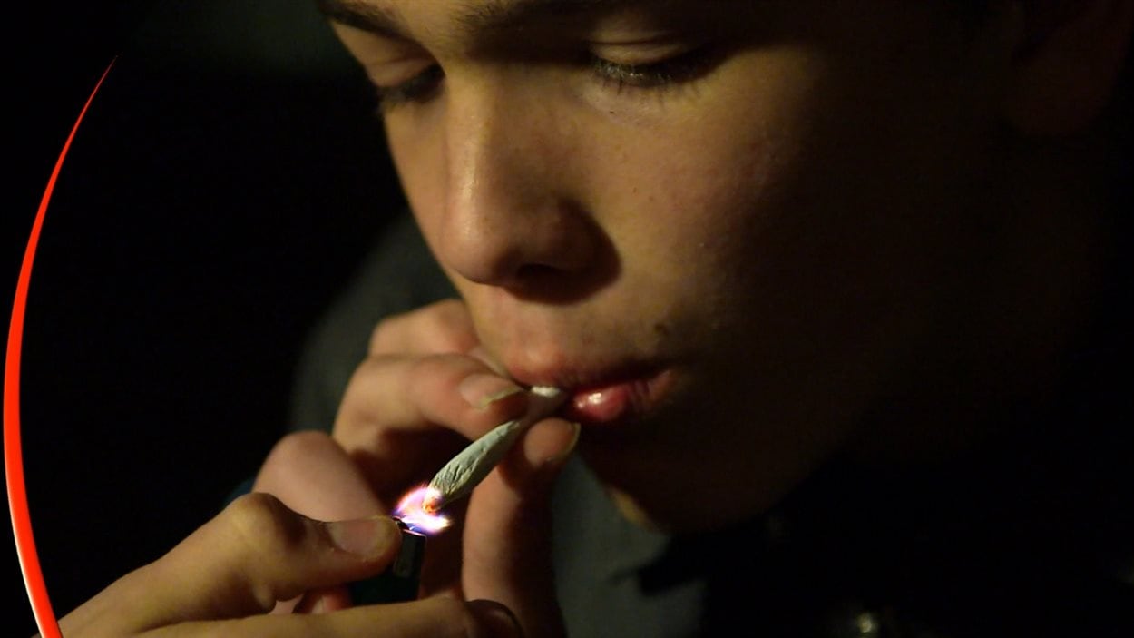 Jeune garçon fumant de la marijuana