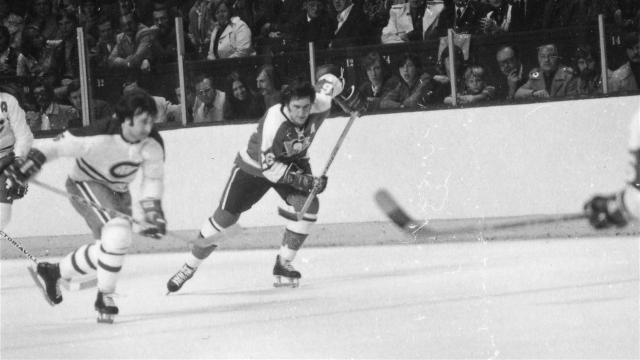Guy Lapointe aux côtés de Syl Apps, des Penguins de Pittsburgh, le 31 octobre 1973 au Forum de Montréal.